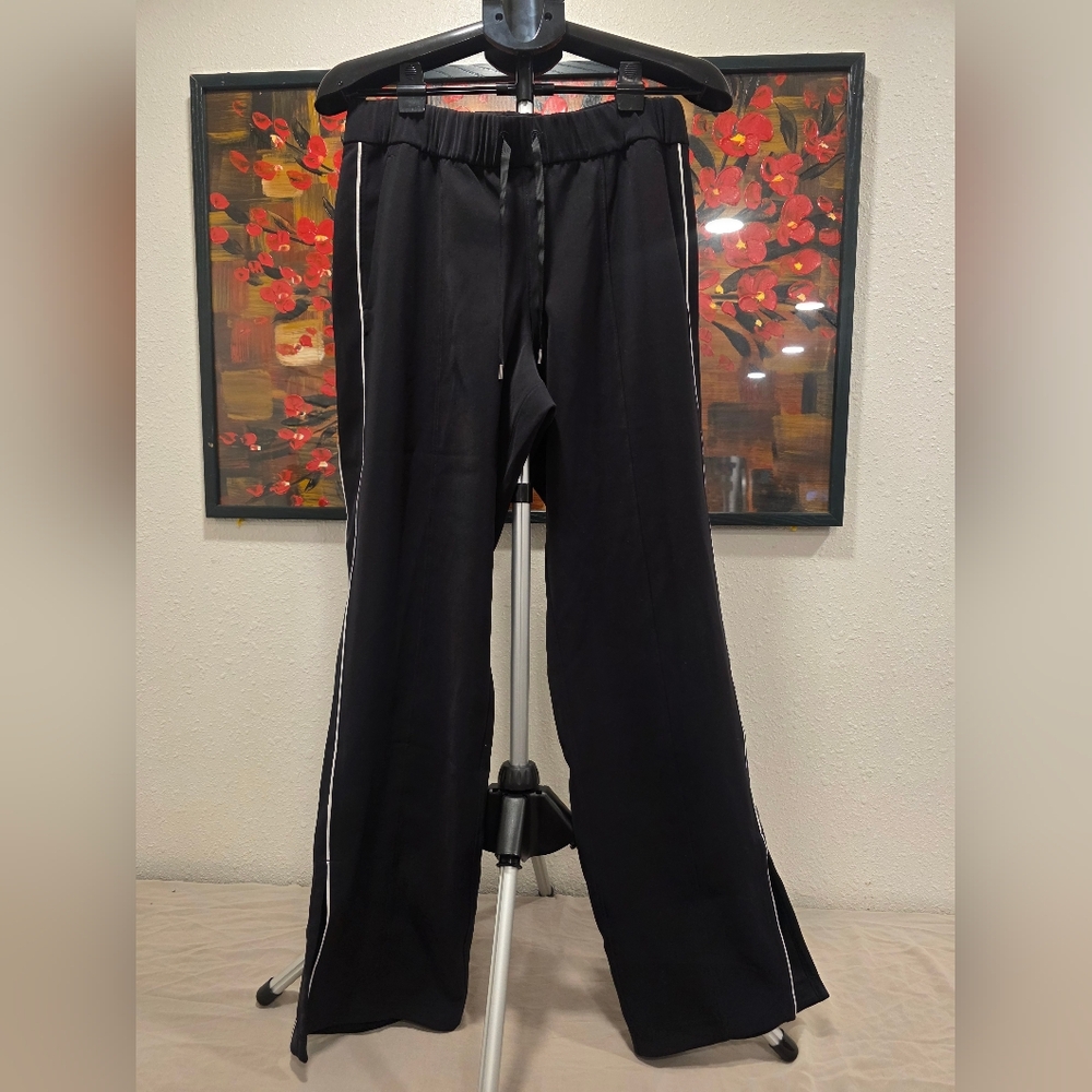 Lulelemon Ladies On The Right Track Pants Black With White Piping